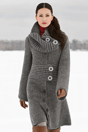 Какие вязаные свитера носить с серым пальто женщине